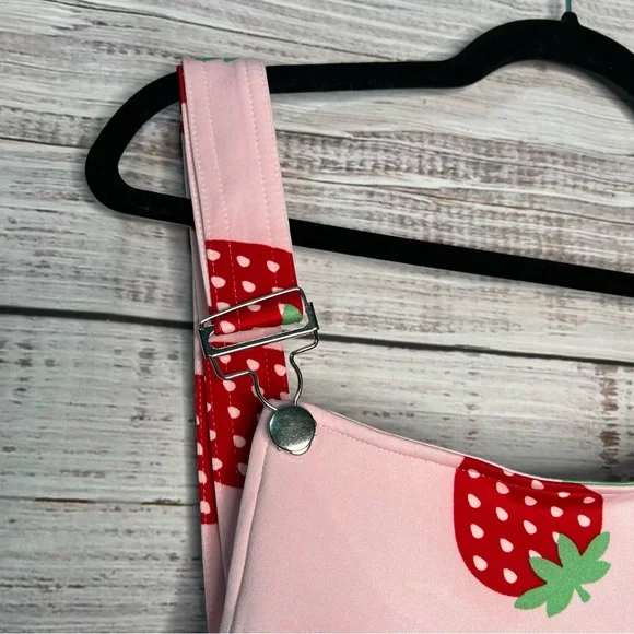 Hot Topic‎ 3X Strawberry Shortalls Plus Size Fruit Print Overalls - Picture 6 of 10